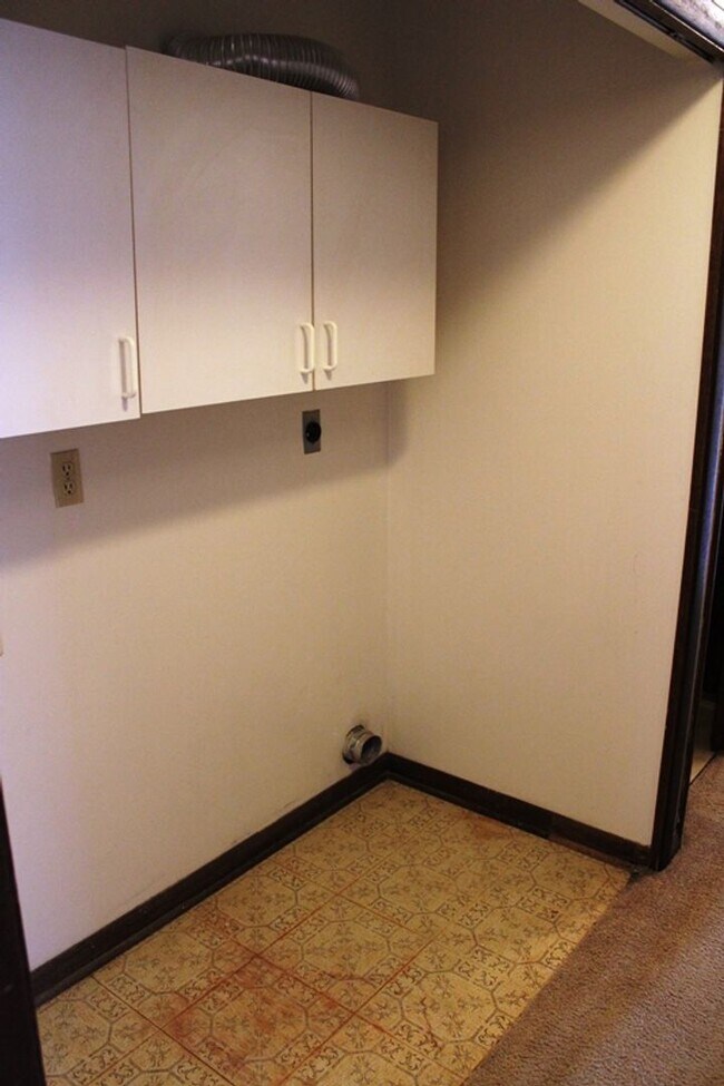 Building Photo - Spacious home in East Manhattan!