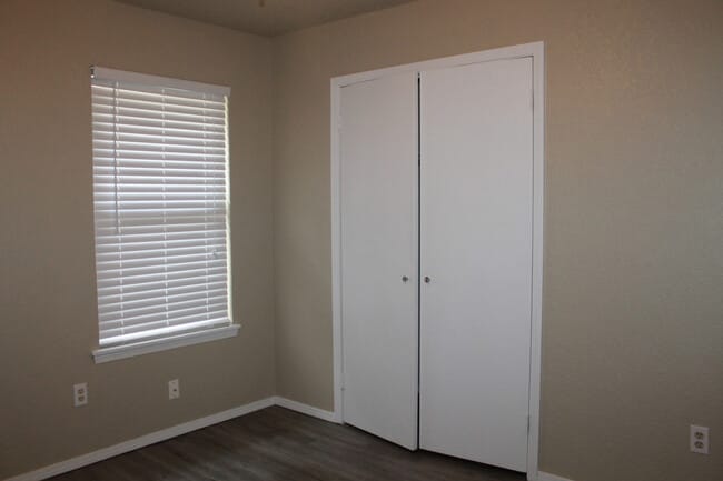 Building Photo - Just Minutes from Tinker!