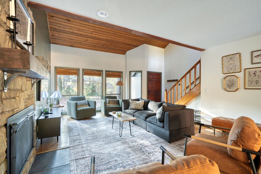 Building Photo - 65377 E Sandy River Ln