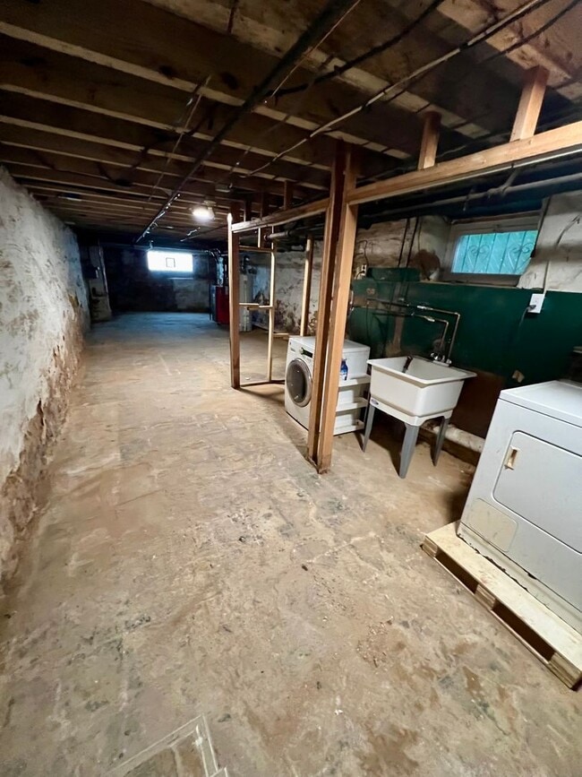 Building Photo - Stunning 3-Bedroom Townhome in Kingsessing! Available mid-April!