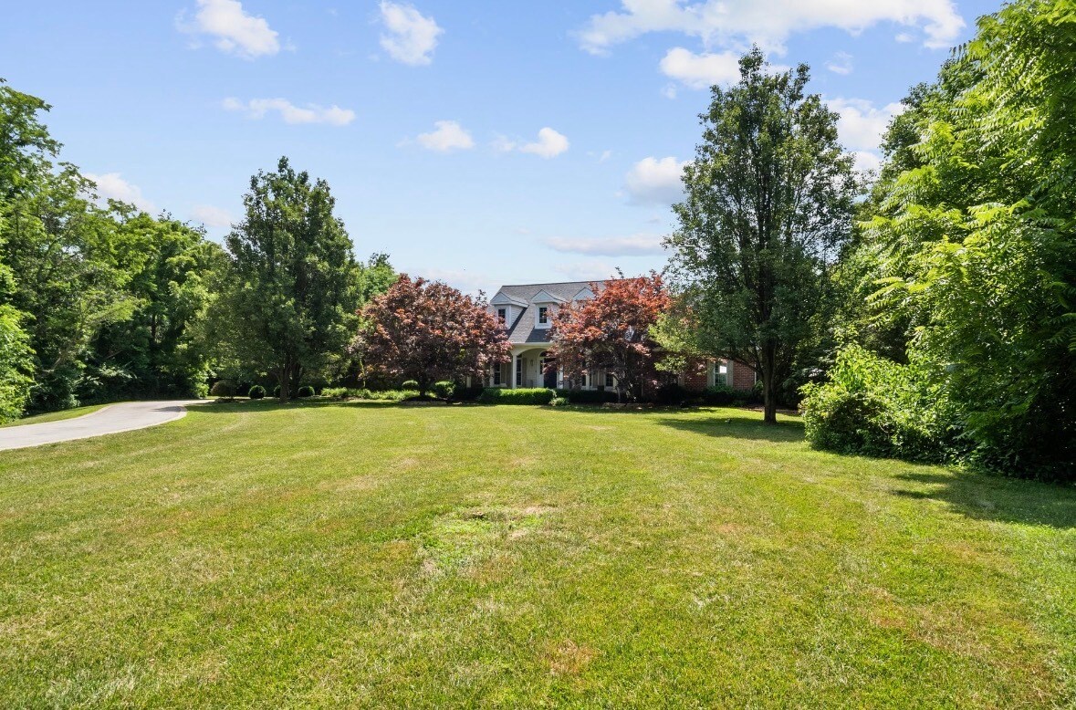 Building Photo - 233 Forest Ct