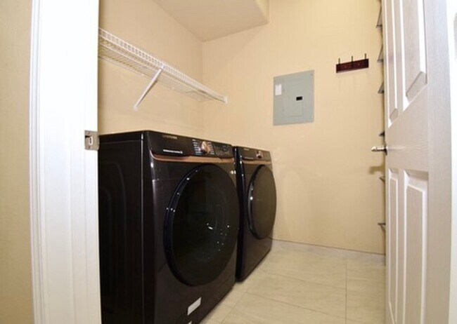 Building Photo - SPECIOUS 2 BED 2 BATH CONDO WITH ATTACHED ...