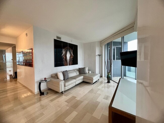 Building Photo - 1300 Brickell Bay Dr