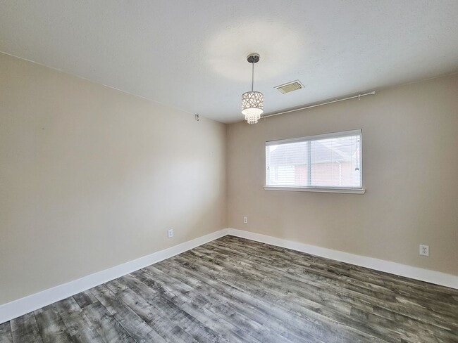 Building Photo - Welcome to this beautifully maintained home offering flexible living with 4/5 spacious bedrooms a...