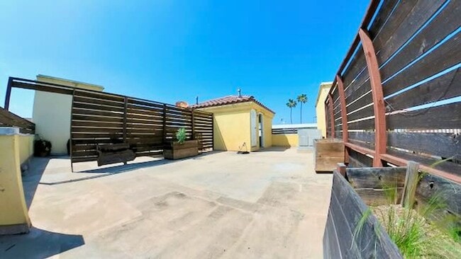 Building Photo - Beautiful 3 Story Townhouse with Roof Deck and Parking in Culver City!