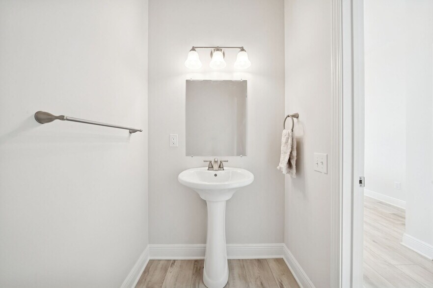 Building Photo - 2213 Lebanon Dr