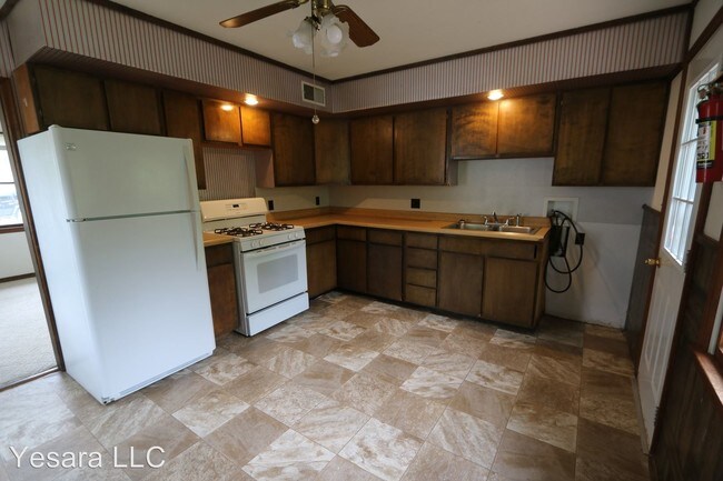 Building Photo - 121-123-123 Melrose Ct