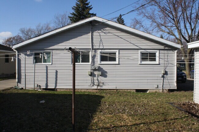 Building Photo - Duplex Neenah