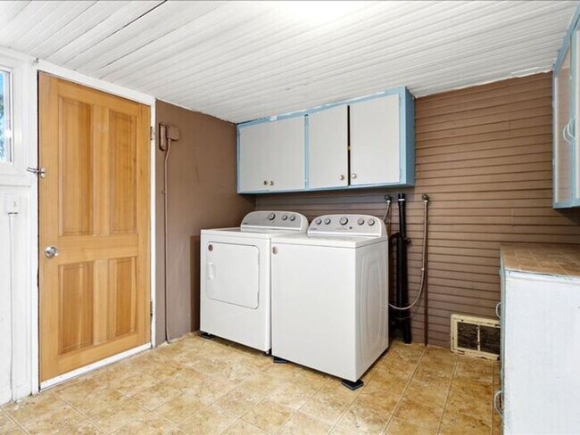 Building Photo - Poplar Grove 2 bedroom 1 bath, fenced