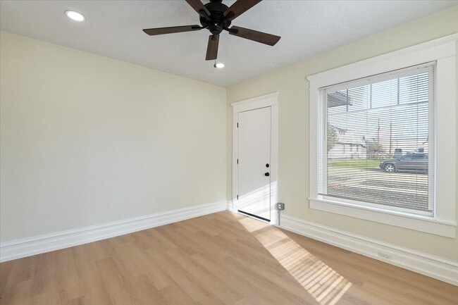 Building Photo - 309 N Commercial Ave