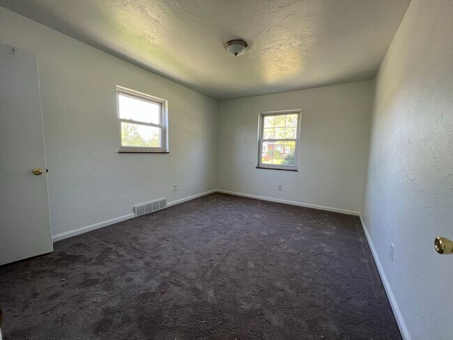 Building Photo - Modern 3 bedroom, 1.5 bathroom home in Bethel Park