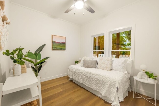 Building Photo - Downtown Craftsman