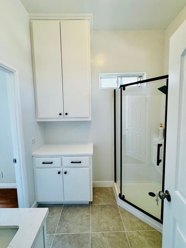 Building Photo - Two Bedroom Home with Enclosed Yard for Re...
