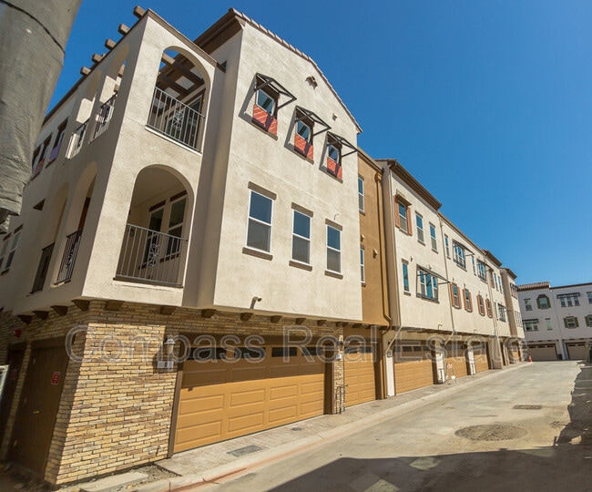 Building Photo - 20 Esfahan Dr