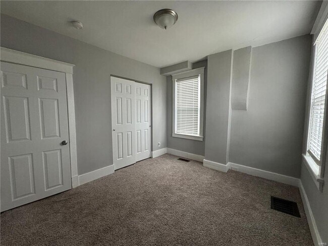 Building Photo - 729 Luckystone Ave