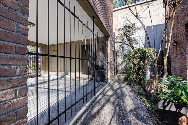 Building Photo - 9400 Doliver Dr