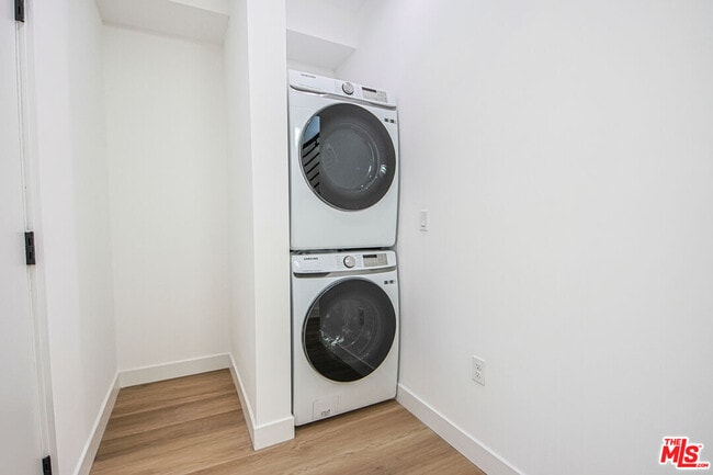 Building Photo - 11443 Hatteras St