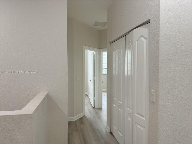 Building Photo - 1048 NE 30th Ave