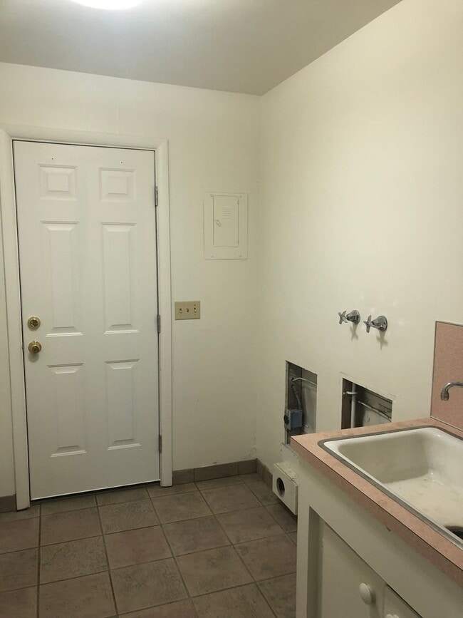 Building Photo - 2 Bed 1 Bath House with Garage