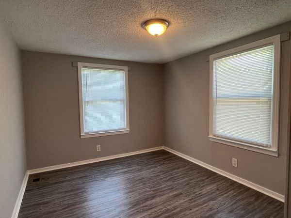 Building Photo - Charming 3 bed/2 bath, plus bonus, close to downtown and campus