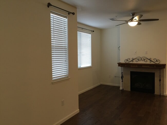 Building Photo - Lake View Resort Style Condo - Garage & Po...