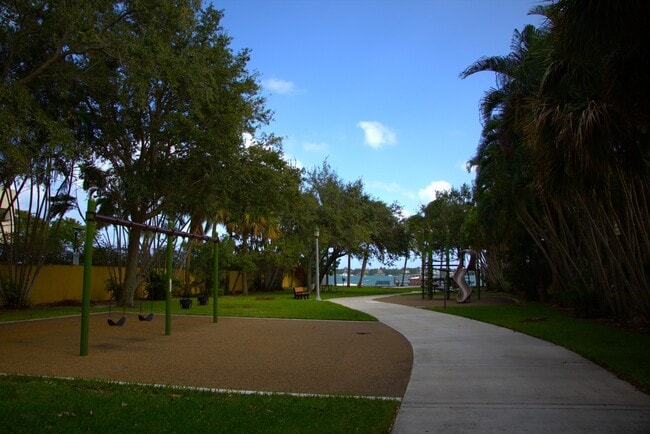 Building Photo - 5701 N Flagler Dr