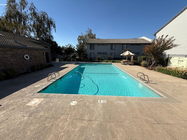 Building Photo - Parkview condo close to shopping & freeway access!