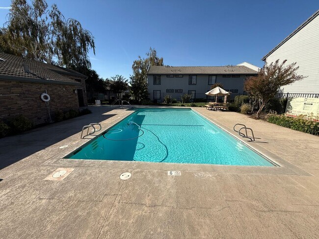 Building Photo - Parkview Condo close to shopping & Freeway!