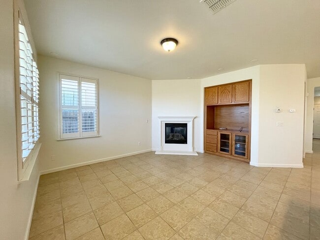 Building Photo - Great 3 bedroom 3 bath home