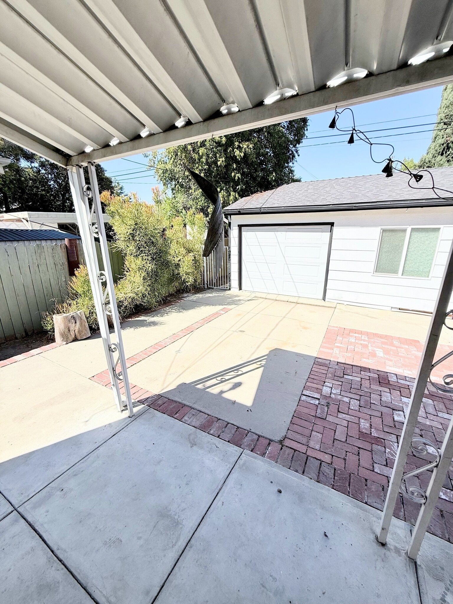 Building Photo - 17429 Burbank Blvd