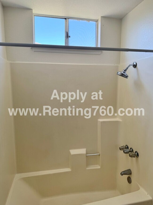 Building Photo - Spacious 2 Bed 1 Bath Home With Indoor Lau...