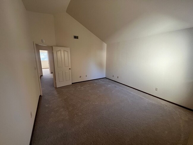 Building Photo - Spacious 3 bed 2.5 bath home in Mountain View. Must see!