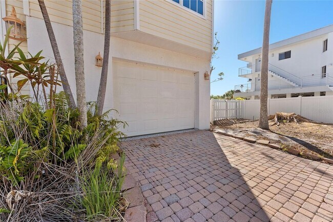 Building Photo - 3020 Gulf of Mexico Dr