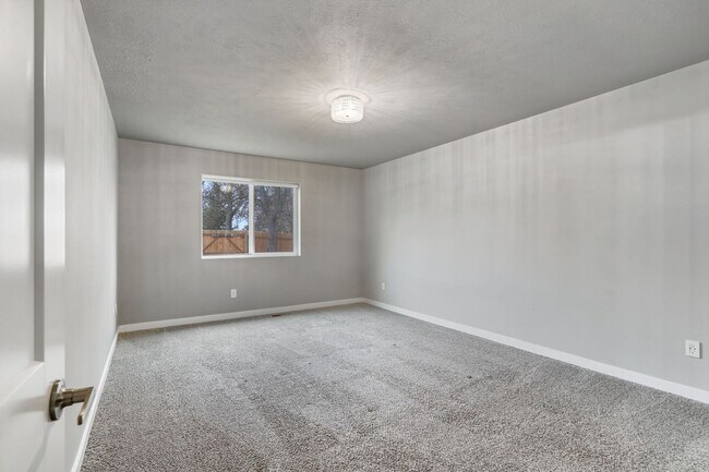 Building Photo - Gorgeous Three Bedroom/Two Bathroom