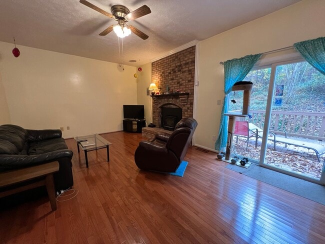 Building Photo - Spectacular 3 Bed 3.5 Bath Brick Home in Scenic Riverview Estates