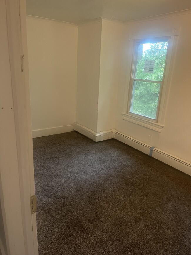 Building Photo - 206 Welles St