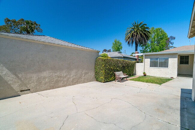 spacious rear yard cont - 2935 Westwood Blvd