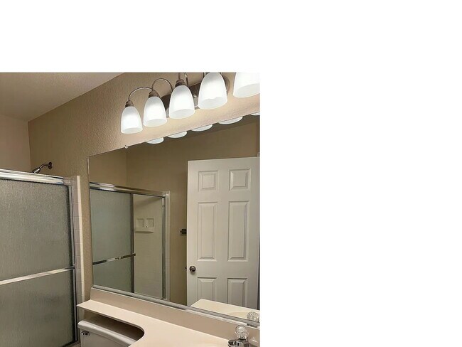Building Photo - Beautiful End-Unit Townhome in Desirable S...