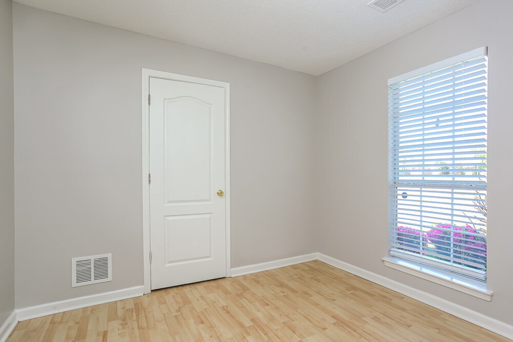 Building Photo - 1301 Custer Dr E