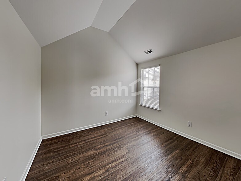 Building Photo - 1568 Pebble Ridge Dr