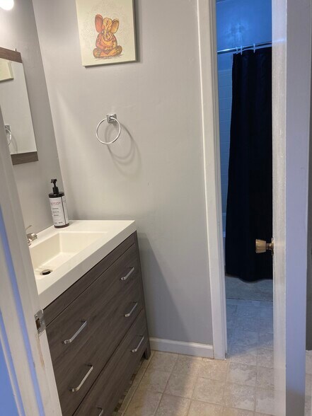 Guest Bathroom - 701 Tuxworth Cir