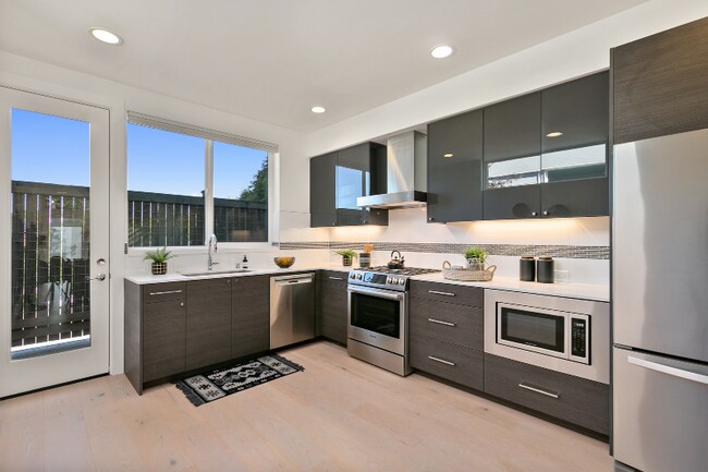 Building Photo - 114A 20th Ave