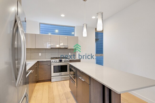 Building Photo - A beautiful 3 bed and 2 bathroom townhouse for rent