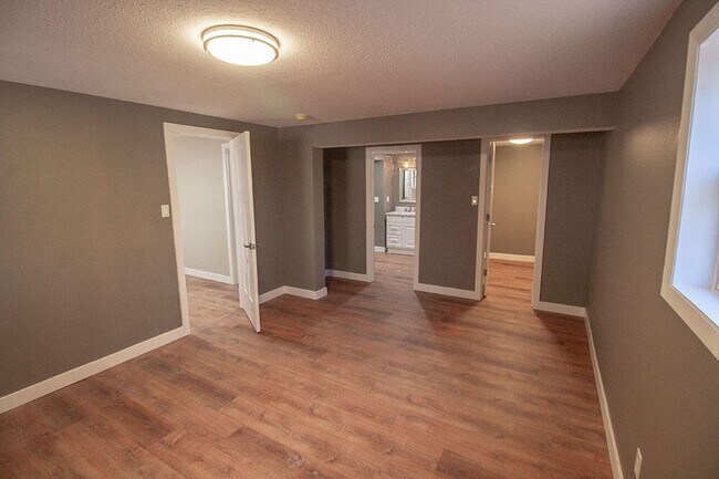 Building Photo - 715 Bluffdale Dr