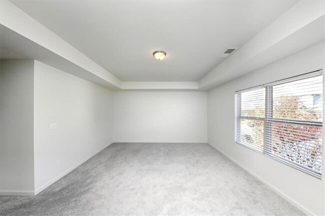 Building Photo - 541 Tulip Ln