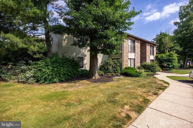 Building Photo - 23A W Bluebell Ln