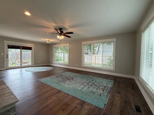 Building Photo - 4 bedroom 2.5 bath near Lake Shawnee