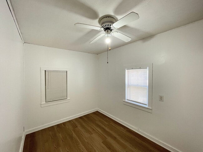 Building Photo - 3 Bedroom 1 Bathroom House