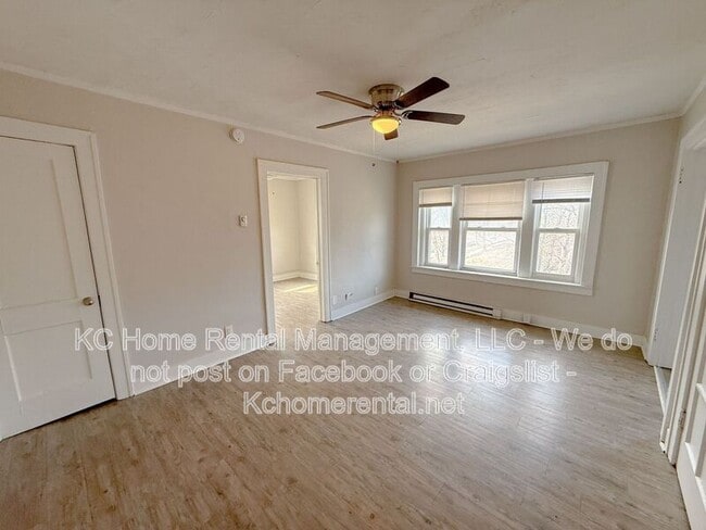 Building Photo - 305 N Gladstone Blvd