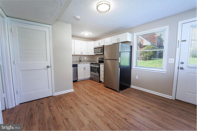 Building Photo - 3107 Shawnee Dr